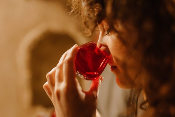 Imagen de una mujer participando en una cata de aceite de oliva con Mas dels Castellans en el Matarraña