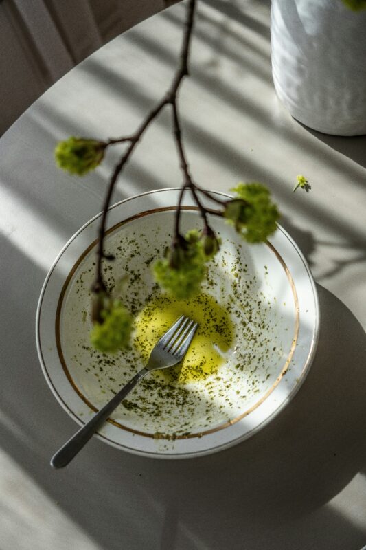 Imagen de un plato para realizar una cata de aceite