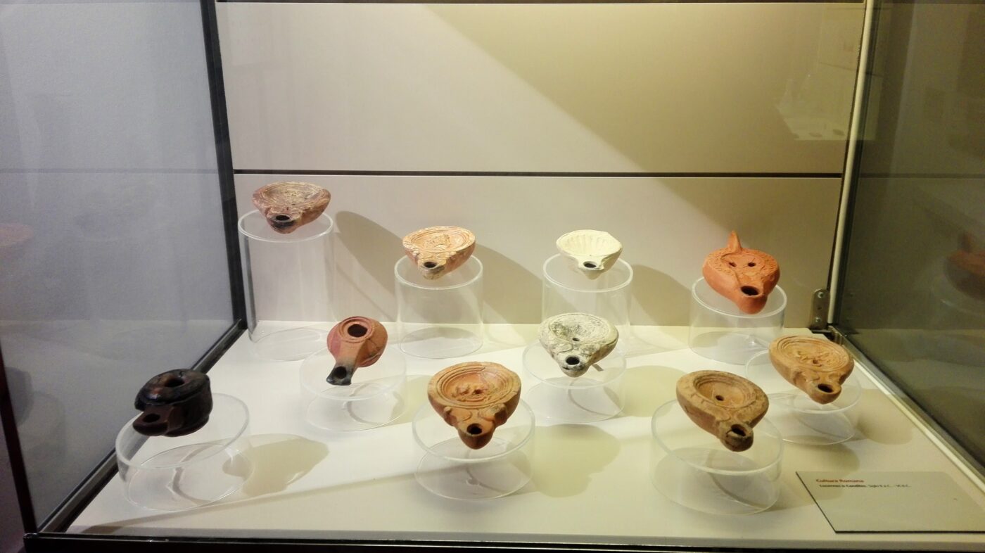 Imagen de una vitrina con testimonios arqueológicos del Museo Juan Cabré en Calaceite