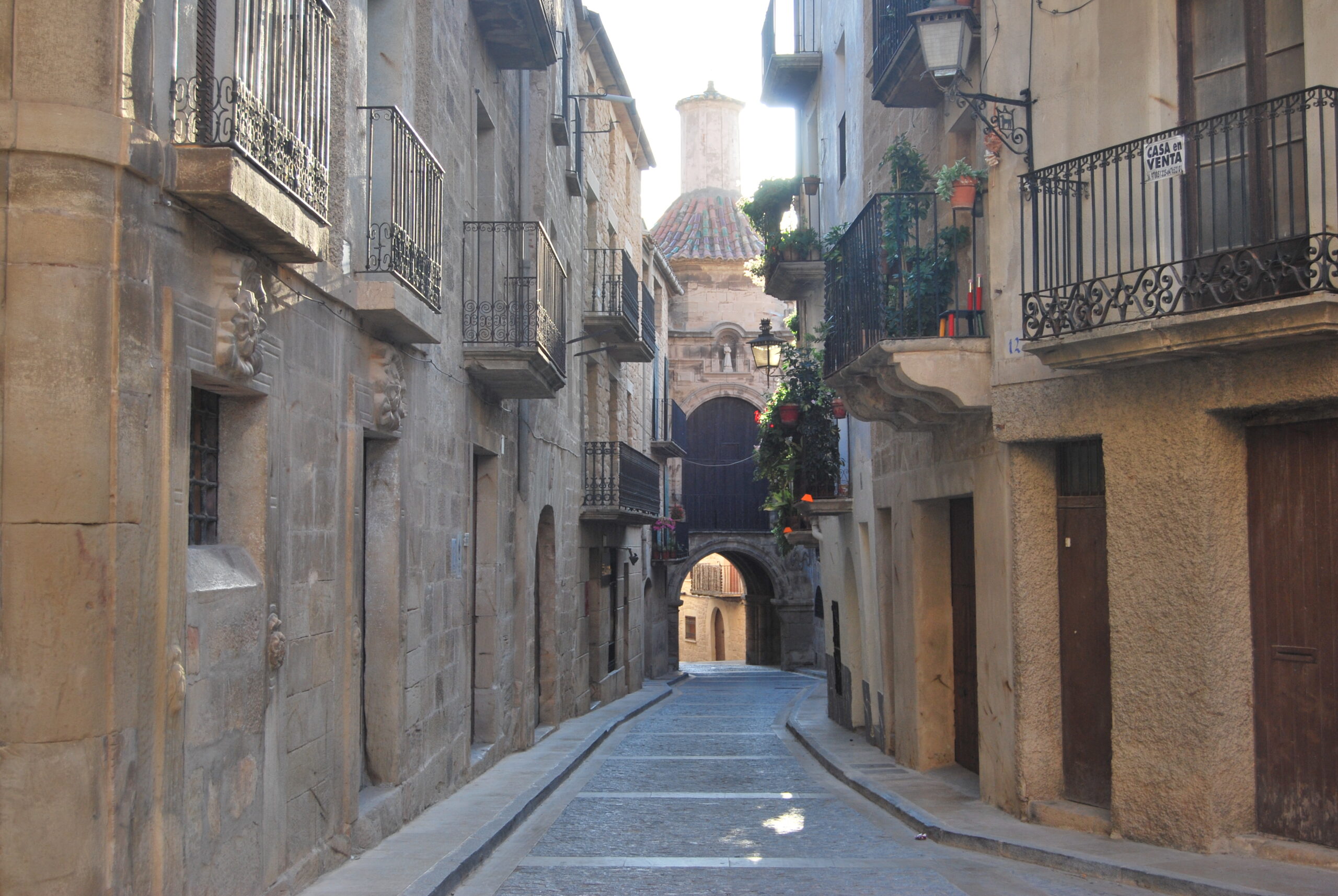 Vista de una calle principal de la localidad de Calaceite